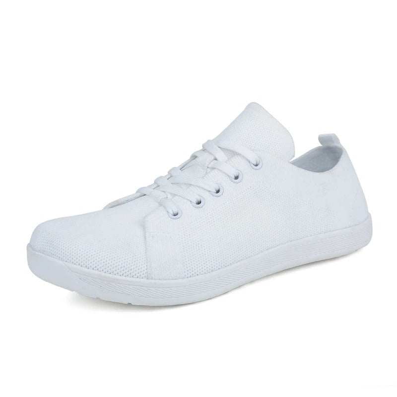 Unisex sneakers met brede neus op blote voeten