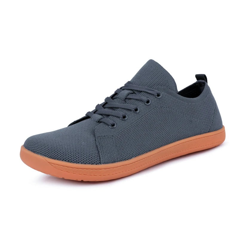 Unisex sneakers met brede neus op blote voeten
