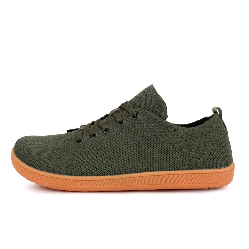 Unisex sneakers met brede neus op blote voeten