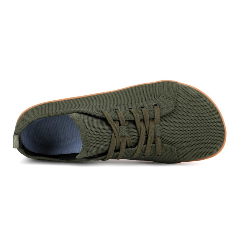Unisex sneakers met brede neus op blote voeten
