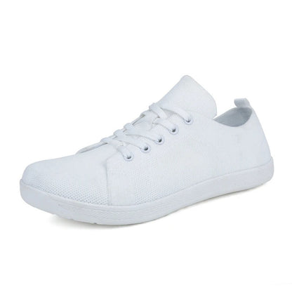 Unisex sneakers met brede neus op blote voeten